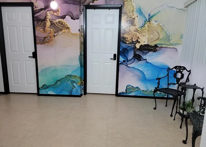 Orangewood & 51Ave Homestay - Not A Hotel