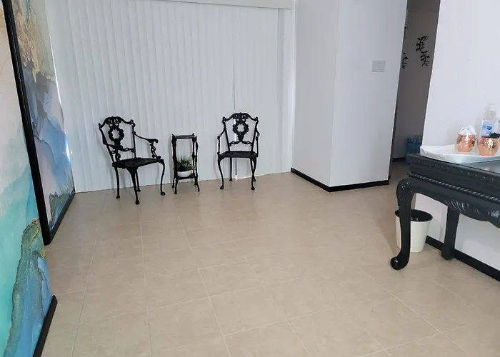Orangewood & 51Ave Homestay - Not A Hotel